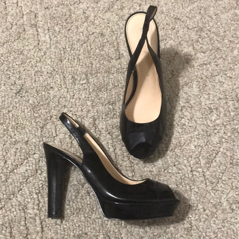 Peep toe platform pumps